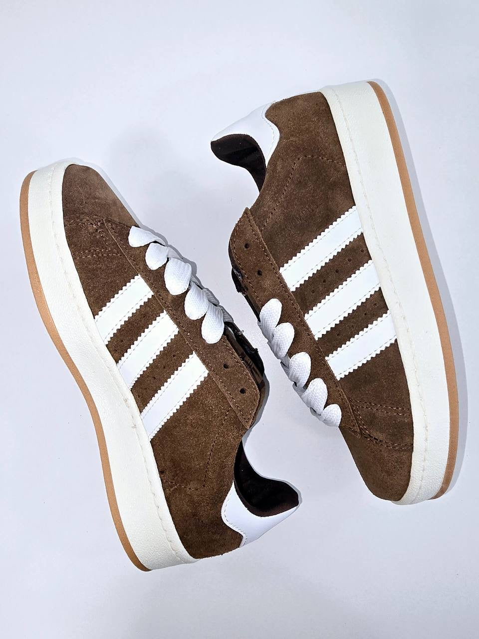 Adidas Campus marrón logo blanco