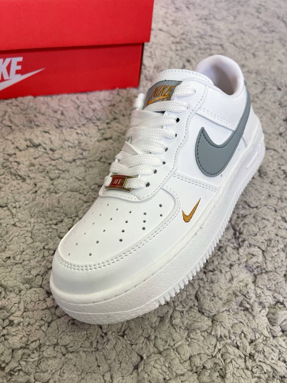 AIR FORCE 1 (logo gris bordado en oro ) "calidad MEDIA"