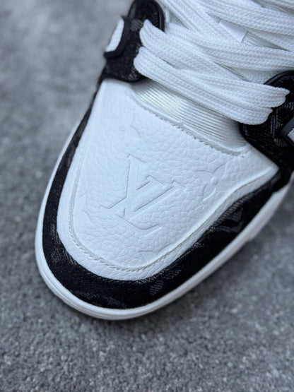 Louis Vuitton LV Trainer negra y blanca