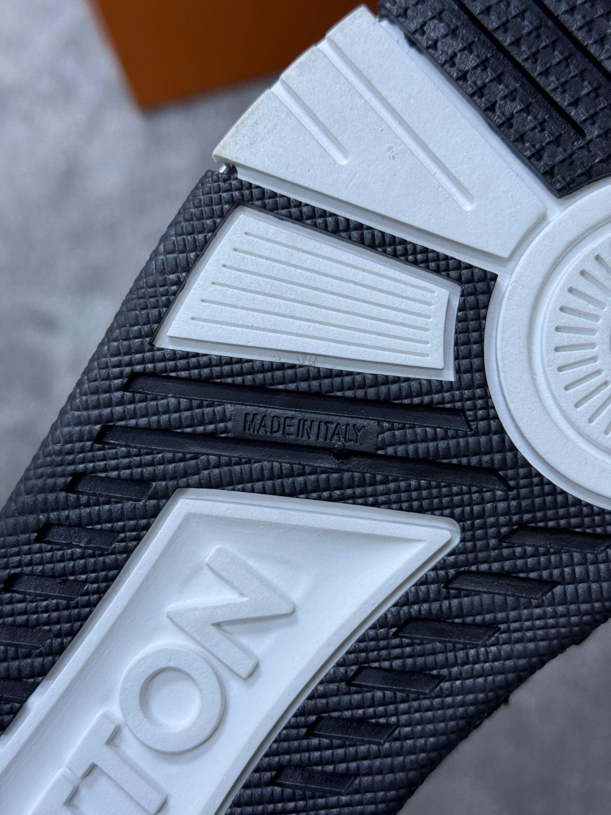 Louis Vuitton LV Trainer negra y blanca