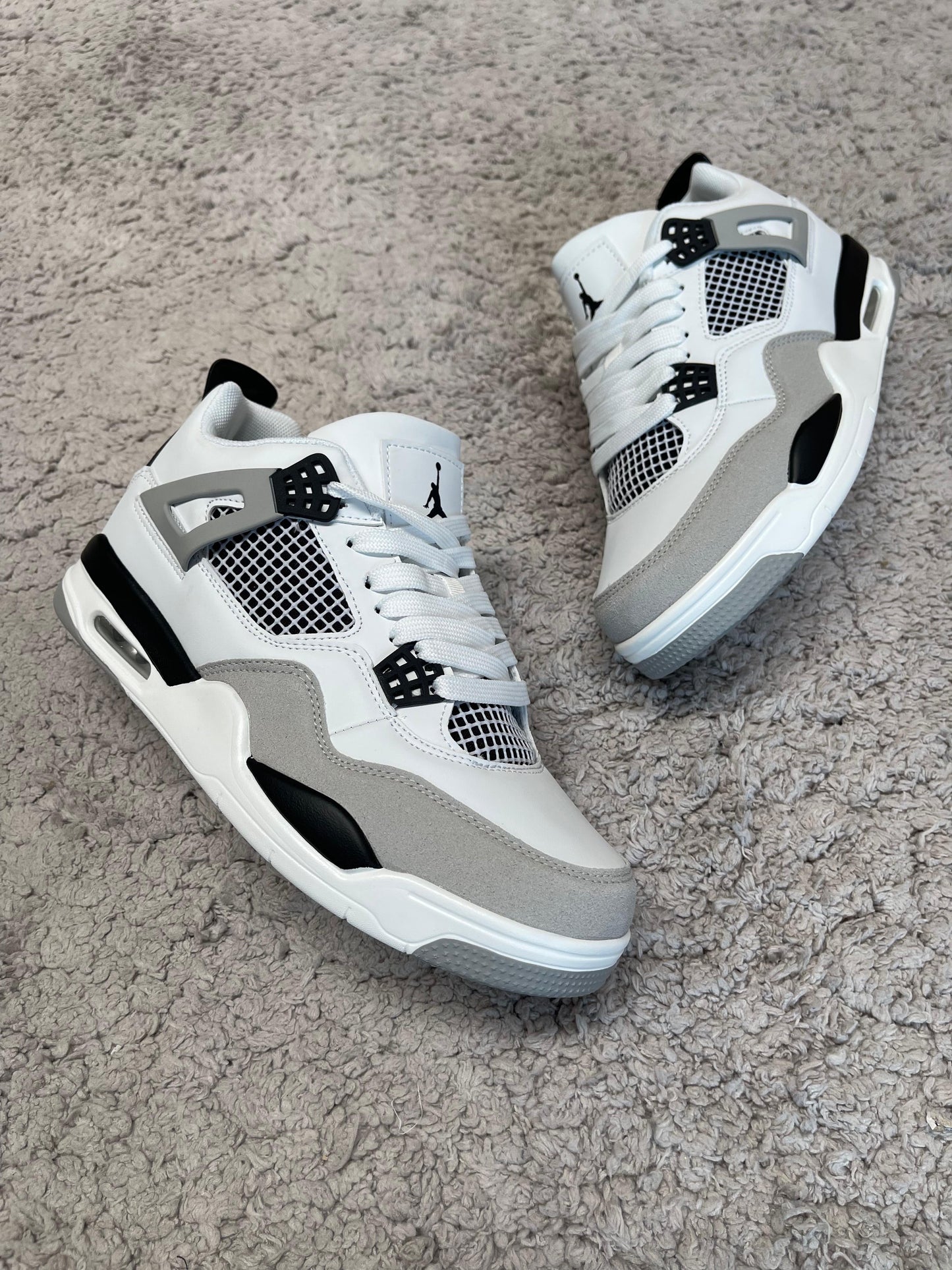 Jordan retro 4 blancas/negras "Baja calidad"