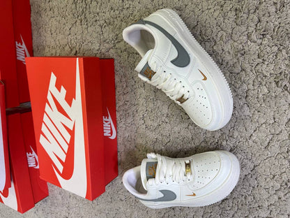 AIR FORCE 1 (logo gris bordado en oro ) "calidad MEDIA"