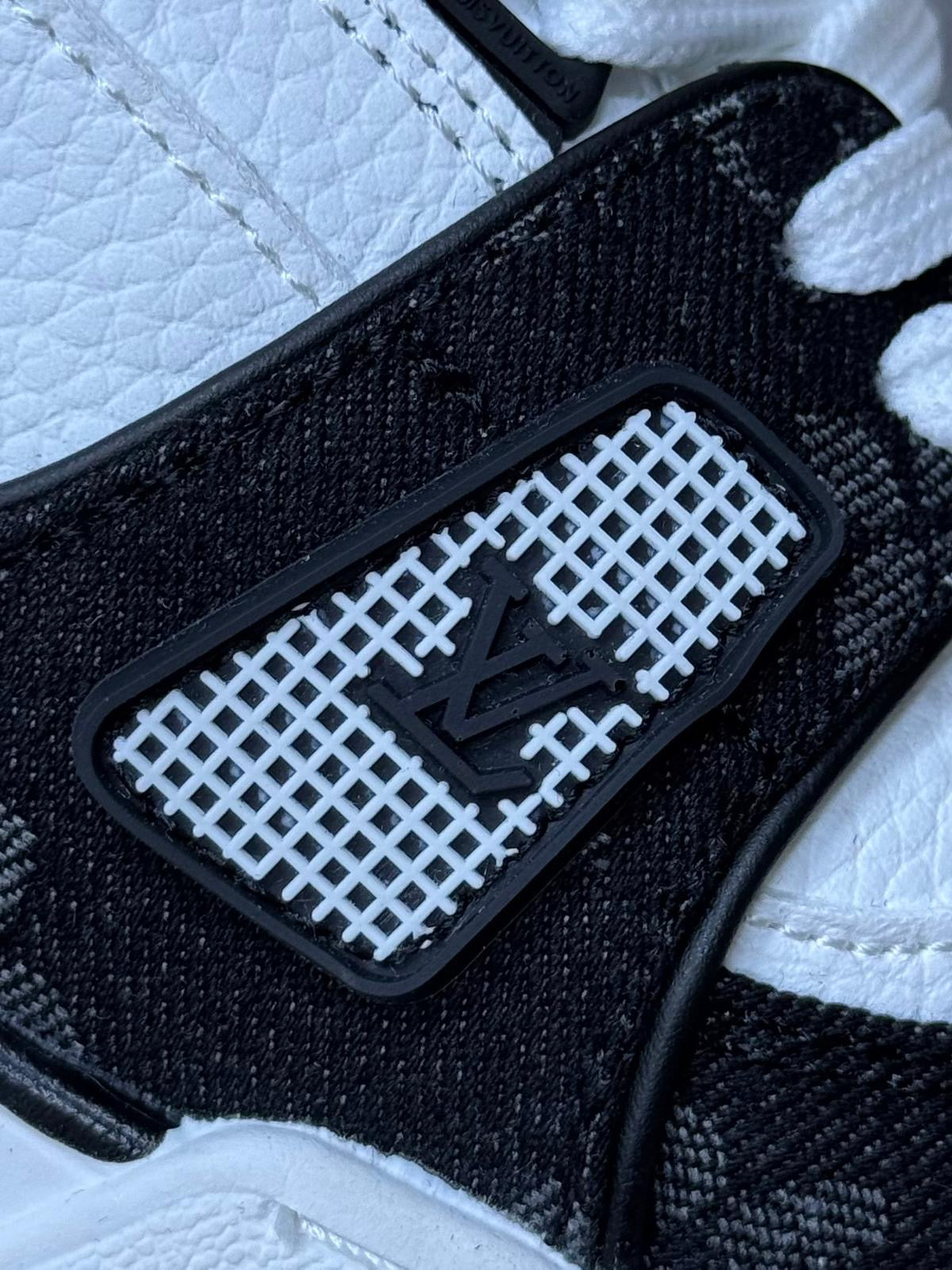 Louis Vuitton LV Trainer negra y blanca