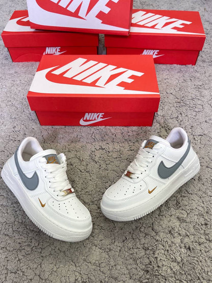 AIR FORCE 1 (logo gris bordado en oro ) "calidad MEDIA"