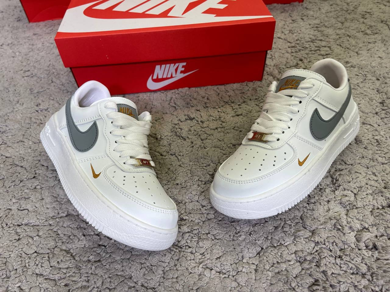 AIR FORCE 1 (logo gris bordado en oro ) "calidad MEDIA"