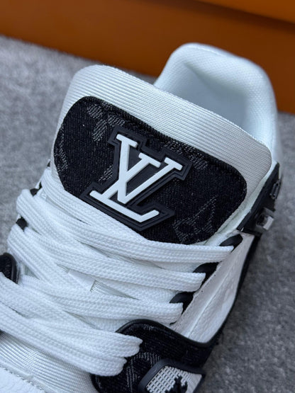 Louis Vuitton LV Trainer negra y blanca