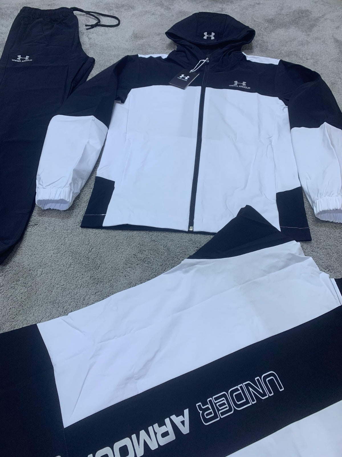 Chándal Under Armour (negro y blanco)